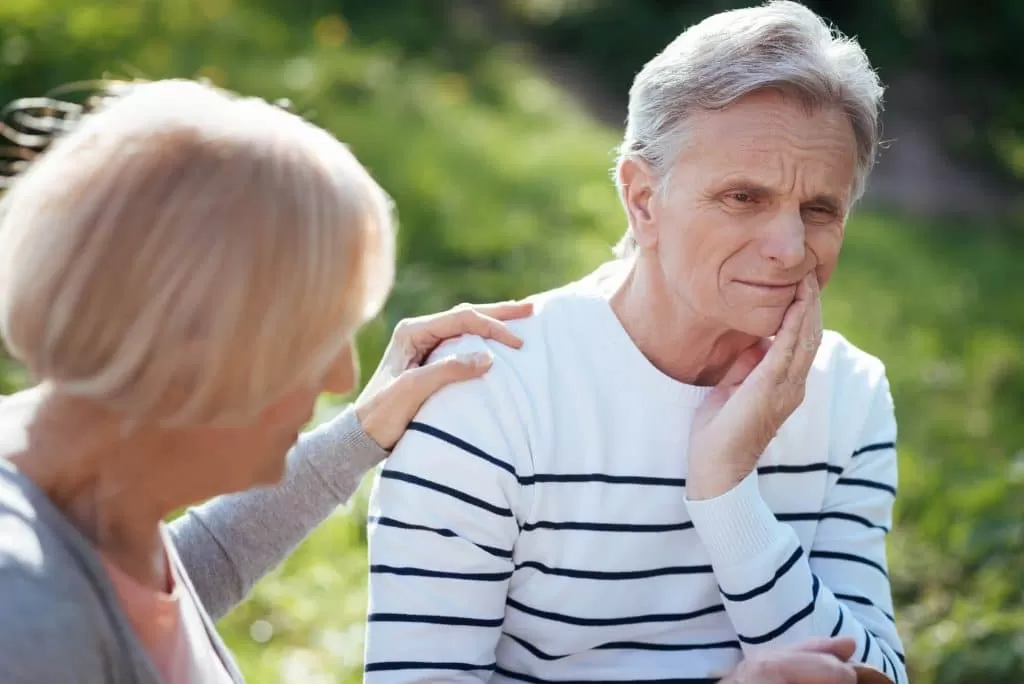 old man with toothache needing an emergency dentist in Jupiter